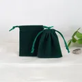 Primer plano de bolsas de terciopelo verde oscuro para joyas con textura de microfibra. - 5*7cm / Verde Oscuro