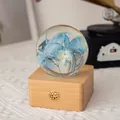 Veilleuse élégante en boule de cristal avec hortensias bleus et socle bois naturel - Base en Bois Hortensia Bleu
