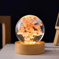 Lámpara de noche de bola de cristal con margaritas preservadas y base de madera decorativa. - 6cm Bola de Margarita Roja (320) / Enchufe USB