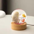 Kristallkugel-Lampe mit süßer Katze und Glücksstein auf Holzsockel Tischdeko - Wächter Glückskatze / Stecker-Modell