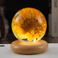 Gloeiende zonnebloem kristallen bol nachtlampje op een ronde houten LED-basis - 8cm Zonnebloem Bol (320)