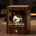 Leuchtendes Holz-Sternzeichen-Nachtlicht mit schöner Krebs-Kristallgravur als Geschenk - Krebs / Walnuss