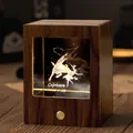 Holzkiste Nachtlicht mit Steinbock-Leuchtkristall-Gravur als Geburtstagsgeschenk - Steinbock / Walnuss