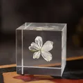 Cube en résine fait main avec une fleur blanche préservée, idéal pour la décoration de cadeau - Pied-d'alouette Blanc
