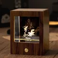 Pisces Sternbild Holz Nachtlicht mit warm leuchtendem graviertem Kristalleinsatz - Fische / Walnuss