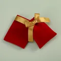 Detailansicht hochwertiger roter Samtschmuckbeutel mit dekorativen goldenen Schleifen - Rot Mit Goldband / 7x9cm