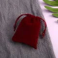 Eleganter roter Samtbeutel mit Kordelzug für Schmuck und Geschenke auf grauem Stoff. - 5*7cm / Burgunderrot