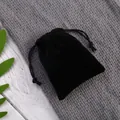 Detailaufnahme eines weichen schwarzen Samtbeutels mit Kordelzug für Schmuckgeschenke - 5*7cm / Schwarz