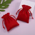 Vista detallada de dos bolsas de terciopelo rojo con cordón para joyas y pequeños regalos - 7*9cm