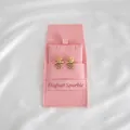 Pochette à bijoux en microfibre rose avec d'élégantes boucles d'oreilles fleur perle - Ensemble avec Bande et Porte-Carte / 8x8cm Plus 6x6cm / Rose