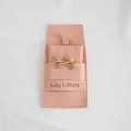 Pochette à bijoux en microfibre rose avec boucles d'oreilles fleurs dorées. - Ensemble avec Bande et Porte-Carte / 8x8cm Plus 6x6cm / Rose poudré