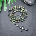 Vista detallada del collar de rosario con piedras de pino africano y hematita de 8mm - Piedra de pino africano