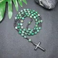 Detalle de las cuentas de ágata con rayas verdes y el colgante de cruz de hematita negra. - Ágata verde a rayas