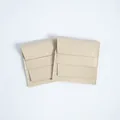 Zwei cremefarbene Mikrofasertaschen für Schmuck mit Umschlag und Verschlussriemen - Beige