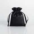 Eleganter schwarzer Satin-Kordelzugbeutel für hochwertige Schmuck- und Kosmetikartikel - Lagerware Ohne Logo / 7x9cm / Schwarz
