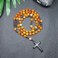 Detalle de collar rosario hecho a mano con cuentas de ágata naranja y cruz de piedra - Ágata Naranja Rayada