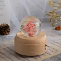 Künstlerische Kristallkugel-Spieluhr mit rosa Blumen auf einem natürlichen Holzsockel - Große Runde Drehende Spieluhr mit Warmem Licht (Rosa Margerite) / Mittlere Größe (7cm Durchmesser Kugel)