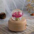 Handgefertigte Holz-Spieluhr mit einer konservierten rosa Blume in einer Kristallkugel - Große Runde Drehende Spieluhr mit Warmem Licht (Rote Nelke) / Große Größe (8cm Durchmesser Kugel)