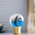 Kreative Glühbirne Kristallkugel mit Wal in blauer Flüssigkeit als Ozean-Deko-Objekt. - Grauwal-Stil / Wiederaufladbares Modell