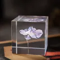 Élégante fleur violette préservée dans un cube en résine transparente, cadeau déco - Hortensia Violet