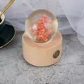 Kreative Konservierte Blumen Spieluhr mit rosa Blüten in Kristallkugel auf Holzsockel - Kleine quadratische Spieluhr (Rosa Margerite) / Mittlere Größe (7cm Durchmesser Kugel)