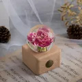 Exquisite Kristallkugel-Spieluhr mit rosa ewiger Blume auf einem quadratischen Sockel aus Naturholz. - Kleines Quadratisches Spieluhr-Modell (Rote Nelke) / Große Größe (8cm Durchmesser Kugel)