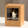 Minimalistische Holz-Nachtlampe mit Leo-Tierkreis-Kristallgravur als Geschenkidee - Löwe / Naturholzfarbe