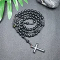 Detalle del collar de rosario para hombre con cuentas negras mate y cruz de hematita - Negro Mate