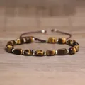 Detailweergave van natuurlijke tijgeroogsteen armband met gouden metalen kralen. - Tijgeroog stenen armband