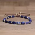 Gedetailleerde weergave van een handgemaakte blauwe natuursteen armband op hout - Sodaliet