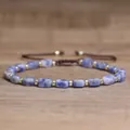 Detailopname van een blauwe natuurstenen armband met metalen tussenstukken, kordel. - Blauwe Puntsteen
