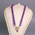 Detalle de un collar de piedras naturales púrpuras con un cierre marinero dorado - Jade Púrpura Teñido