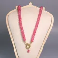 Vista detallada del collar de cuentas de piedra rosa con cierre marinero dorado chic - Jade Rosa Teñido