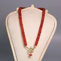 Detalle del collar de cuentas de piedra natural roja con cierre marinero dorado - Corniola