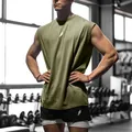 Dettaglio del canotta sportiva in mesh traspirante verde oliva in una palestra professionale - Taglia S / Top / Verde militare