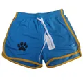 Detailansicht der blauen schnelltrocknenden Sportshorts mit gelber Borte und Pfotenabdruck - Himmelblau Gelber Rand