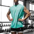 Dettaglio di una canotta fitness traspirante verde menta da uomo in un ambiente da palestra - Taglia S / Top / Blu lago