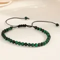 Gedetailleerd overzicht van 4 mm groene agaat kralenarmband met verstelbaar koord - Groene Tijgeroog