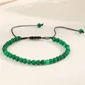 Detailopname van 4 mm groene natuurlijke agaatkralen op een verstelbare yoga armband - Jaspis