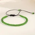 Detailopname van een 4mm groene natuursteen kralenarmband met verstelbaar zwart koordje - Opaal Groen