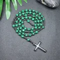 Vista detallada del collar de cuentas de malaquita y hematita de 8 mm con colgante de cruz - Malaquita