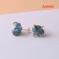Handgemaakte onregelmatige blauwe apatiet oorknopjes met een elegante vergulde klauwzetting - Apatiet
