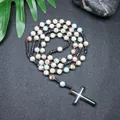 Primer plano de collar hecho a mano con piedras naturales y colgante de cruz de hematita - Serpentina Imperial