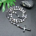 Detalle de collar de ágata de Persia natural con colgante de cruz de hematita negra - Ágata Persa