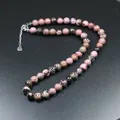 Handgemaakte ketting van roze en zwarte natuurstenen kralen met zilveren ketting - Rhodoniet Kralenketting / Zwarte Lijn Rhodochrosiet