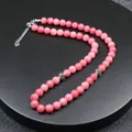 Collar de cuentas de cristal rosa hecho a mano con espaciadores de plata vintage decorados - Rodonita