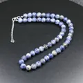 Collar de cuentas de piedra sodalita azul natural con espaciadores de flores plateadas - Piedra de Puntos Azules