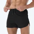 Primer plano de pantalones cortos negros de secado rápido para correr con cordón ajustable - Negro Borde Negro