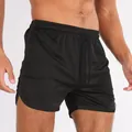 Primo piano di pantaloncini sportivi neri in rete traspirante per fitness e corsa - Nero Bordo Nero