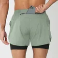Détail du short de course 2 en 1 pour homme montrant la poche arrière zippée pour téléphone. - S / Bas / Vert clair